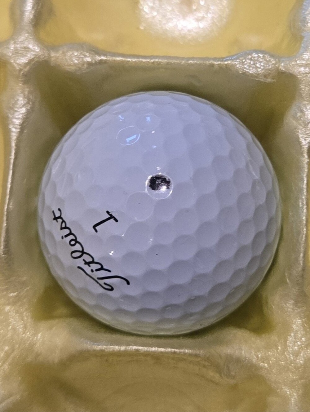 12 Titleist ProV1 white golf balls. Pristine playing condition. No logos. - Picture 3 of 3